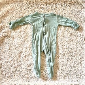 KICKEE PANTS NB footies - Aloe ruffle